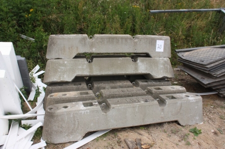 Ca. 12 betonklodser på plads