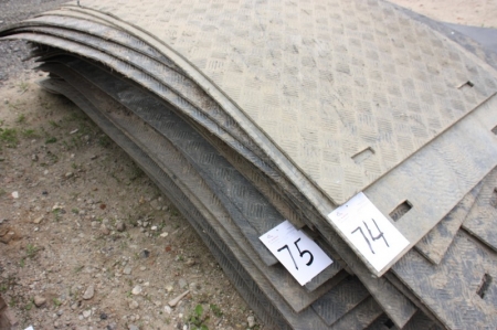 Pallet with approx. 26 steel plates, plastic, approx. 1150x3000 mm + pallet of rubber sheets