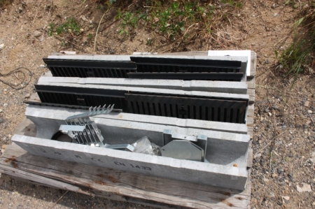 Pallet with 3 x cast iron drainage grates á length 1 meter