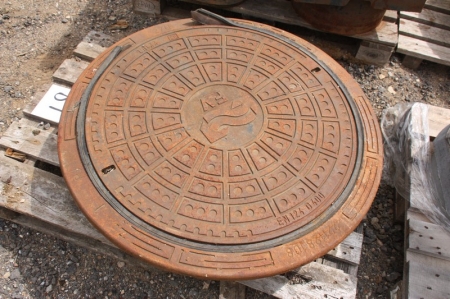 Pallet with manhole cover, cast iron, labeled FV EN124D400