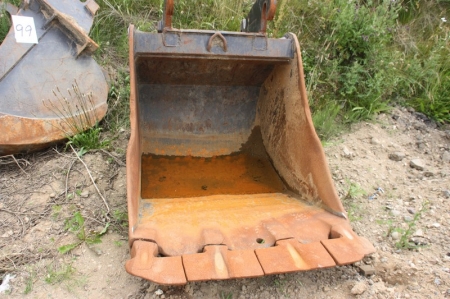 Backhoe bucket with teeth, width approx. 1.1 meters. Caterpillar suspension