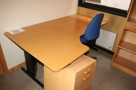 El-hæve/sænke skrivebord, ca. 1800 x 800/1100mm + skuffesektion + reol + kontorstol + whiteboard