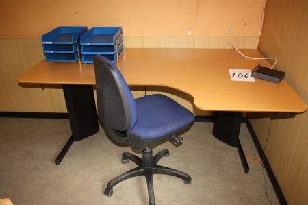 El-hæve/sænke skrivebord, ca. 1800 x 800/1100mm + kontorstol + diverse reoler + 2 borde + 5 stole + whiteboard + skuffesektion