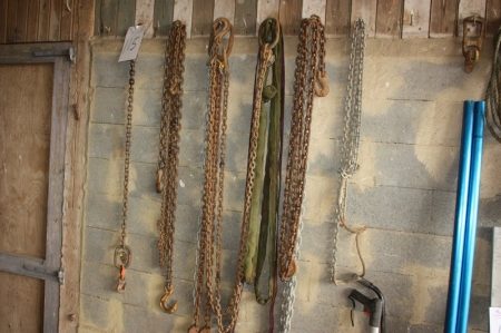 Various lift chains to the wall