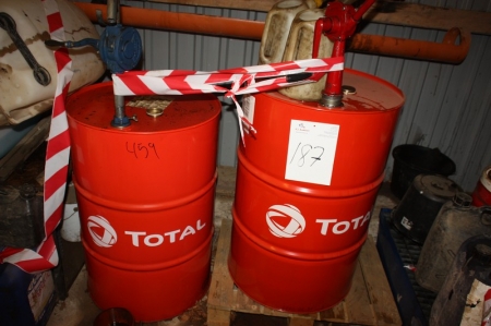 2 x olietønder, anbrudte, med håndpumpe og oliekander