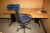 El-hæve/sænke skrivebord, ca. 1800 x 800/1100mm + kontorstol + diverse reoler + 2 borde + 5 stole + whiteboard + skuffesektion