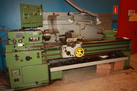 Lathe TOS Trencin SN45A-50A. Serial.: 739 Centre height approx. 230 mm. Turning length approx. 2000 mm. Bore approx. 55 mm. Accessories: Fireklo + tool with various cutting tools, measuring tools + + + roller stand spanners