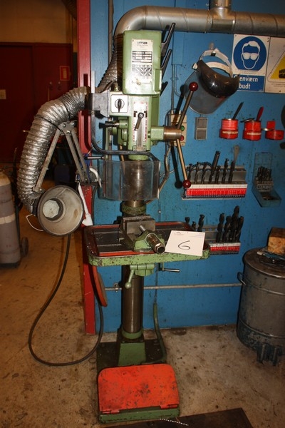 Drill press, IMA, type IG30-eighth Engine: 1400/2800 rpm. Spindle speed: 1-3240 rpm + vise + 2 wall hooks with various drills