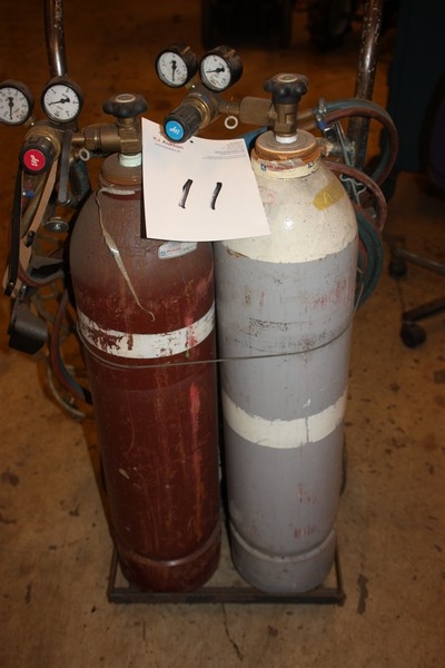 Oxygen and acetylene cart with hose, torch and pressure gauge (bottles included)