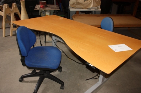 El-hæve sænke skrivebord, ca. 1800 x 700/900 mm, Martela + 2 kontorstole