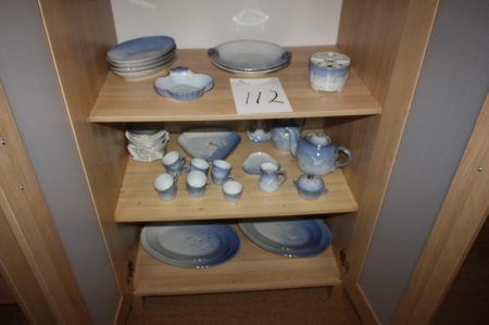 Parts of porcelain service 3 shelves in the closet, Bing & Grøndahl