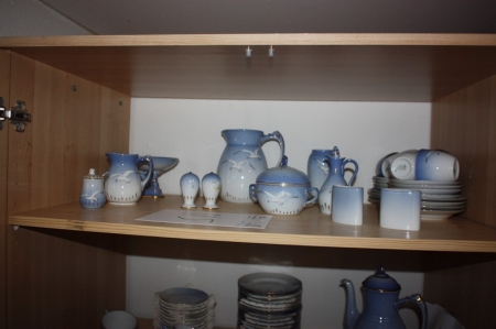 Parts of porcelain service, Bing & Grøndahl, 1 shelf in the closet