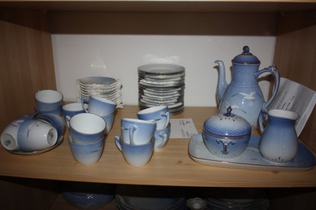 Parts of porcelain service, Bing & Grøndahl, 1 shelf in the closet