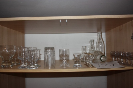 Diverse drikkeglas, snapseglas og flasker på en hylde i skab, sælges af privat, kun moms på salær