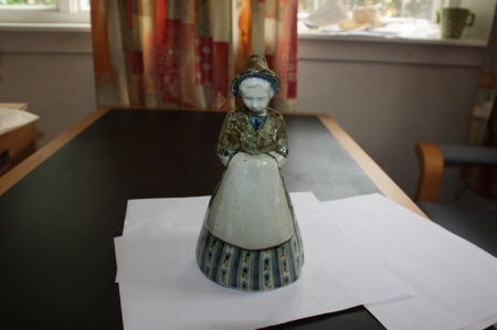 Porcelænsfigur, kvinde. Bing & Grøndal, sælges af privat, kun moms på salær