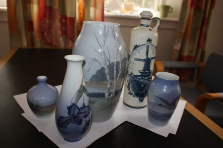 4 vaser + flaske, porcelæn, sælges af privat, kun moms på salær
