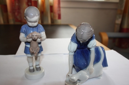 2 x porcelænsfigurer: dreng med hundehvalp og pige med kat, Bing og Grøndal, sælges af privat, kun moms på salær