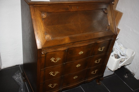 Cabinet in oak. 3 drawers. Key missing