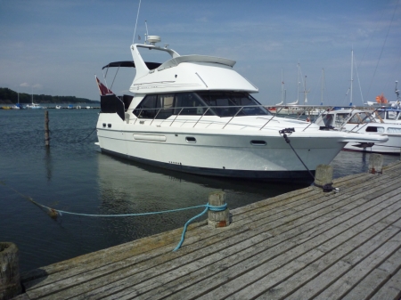 Bayliner 3587 with 2 6L 250 hp diesel engines with turbo and intercooler, 1 Westerbeek 4 cyl. diesel 7.5 kw / h dynamo, Autopilot. garmin gps with outlets for laptop (to the live chart). Raymarine plotter, depth gauge, hydraulic trim tabs, 2 factory fitte