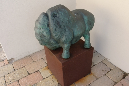 Skulptur af kunstproffessor Gunnar Hossy. Moskusokse i bronze. H. 38 cm L: 50 cm B: 30 cm, sælges af privat, kun moms på salær