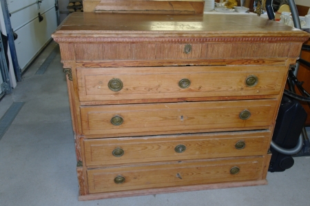 Chest from approx. Year 1700 with 5 drawers and associated leg. Dimensions: H 1.04m W: 1.30m D: 62 cm