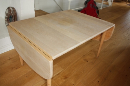 Coffee table with folding, solid beech. Design: Hans Wegner. Manufacturer: Getama. Dimension erected, c. 160x75 cm. Downcast, ca. 95 x 75 cm