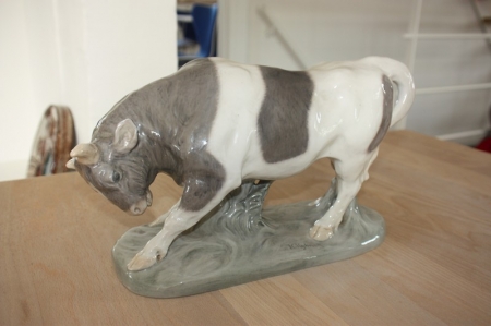 Porcelain bull. Artist: K. Kyhn. Royal Copenhagen 1195. Perfect condition
