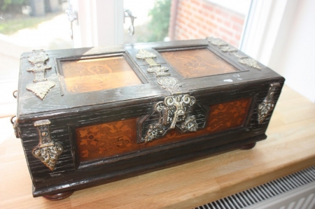 Wooden box with metal fittings, dimensions: width approx. 40 cm x depth approx. 20 cm x height approx. 16 cm