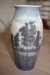 Porcelænsvase, Dahl Jensen. Højde ca. 28 cm. Motiv, Fiskerhytte, sælges af privat, kun moms på salær