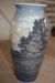 Porcelænsvase, Dahl Jensen. Højde ca. 28 cm. Motiv, Fiskerhytte, sælges af privat, kun moms på salær