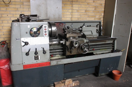 Lathe, Colchester Mascot 1600. Centre height approx. 225 mm. Turning length approx. 1000 mm. Bore approx. 8 mm. 20-1600 rev / min + four-jaw-chuck and centre tools etc. in closet + tool cabinet with accessories + manual