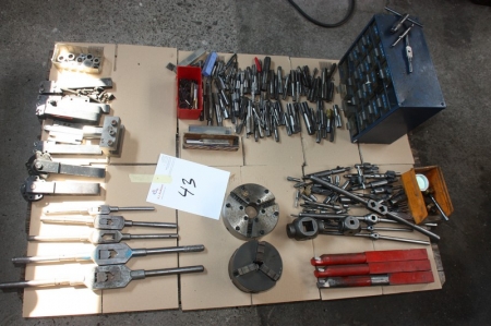 Pallet with miscellaneous, including screw taps, trays (thread tool) + rotary tool + assortment rack with content, etc.