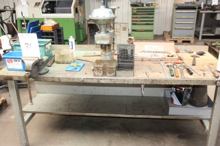 Work Bench, approx. 2000 x 780 mm + vice + content, including pneumatic punching machine + hand tools + callipers etc.