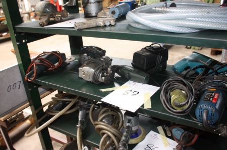 Ca. 6 x elværktøj på en hylde i stålreol + akuboremaskine med batteri og lader