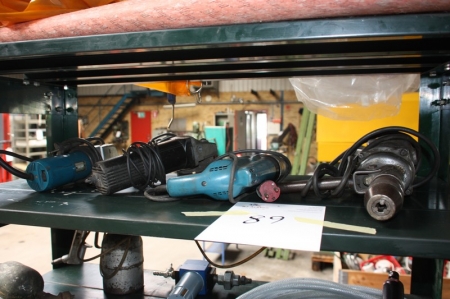 Ca. 4 x elværktøj på en hylde i stålreol + diverse ubrugte svejseforhæng + luftslanger + 1 fag stålreol uden indhold