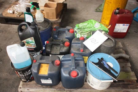 Pallet with various oil products, including Q8 Wagner 68 Syntilo R High Speed