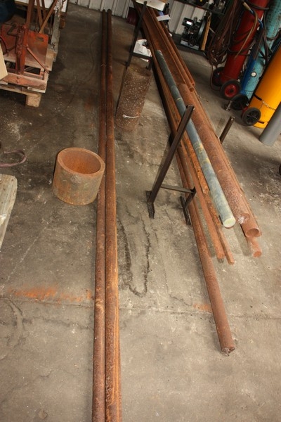 Stand with steel pipes + various pipes on the floor