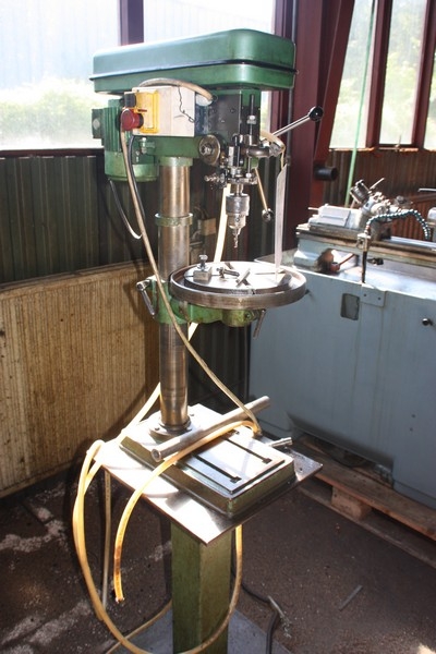 Bench drill, Krenn. 210 - 2580 rpm. Attached safety switch. Mounted on a pillar
