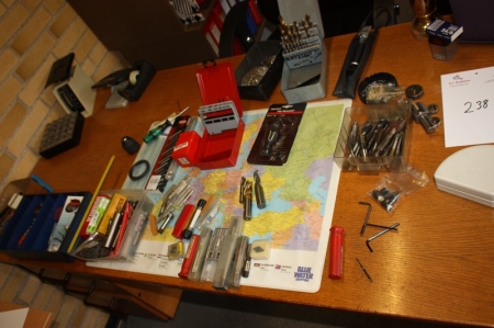 Indhold på skrivebord som afbildet: diverse værktøj med videre