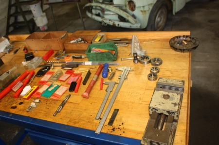 Content on the workbench, including micrometer screws, machine vice, calipers, milling tool (workbench with vice not included)