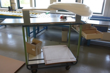 Assembly table