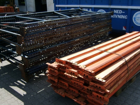Lot pallet racking. Approximately 44 beams á 2750x110x50 cm + approx. 12 gables, ca. 3500x1000 mm