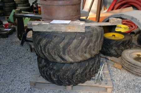 2 dæk med fælge 400/55-22,5 + 2 fælge. Med afstands ringe og tvilling hjuls stænger. Har siddet på rundballe presser som tvilling hjul