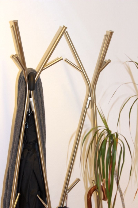 2 x coathangers in brushed steel + pot + flower