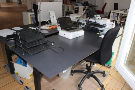 El Hæve/sænke skrivebord + kontorstol + reol + køreunderlag. Alt uden indhold