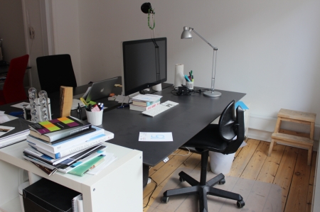 El Hæve/sænke skrivebord + kontorstol + lampe + stålskab på hjul + skammel. Alt uden indhold