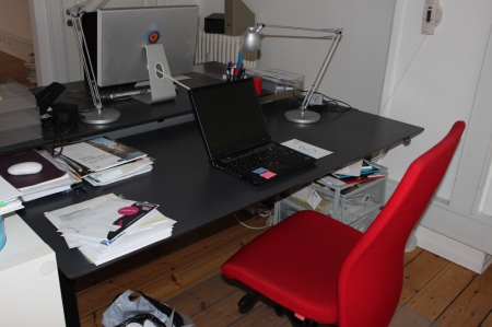 El Hæve/sænke skrivebord + kontorstol + lampe + skuffesektion + IBM PC Thinkpad uden strømforsyning. Alt uden indhold 
