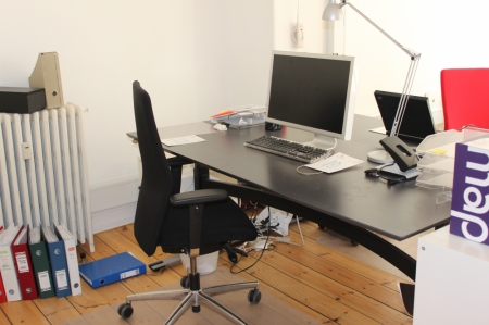 El Hæve/sænke skrivebord + kontorstol + lampe + reol + stålskab på hjul + køreunderlag. Alt uden indhold