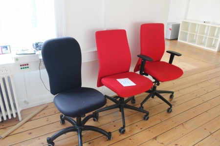 2 røde kontorstole + 1 sort kontorstol