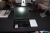 El Hæve/sænke skrivebord + kontorstol + lampe + skuffesektion + IBM PC Thinkpad uden strømforsyning. Alt uden indhold 